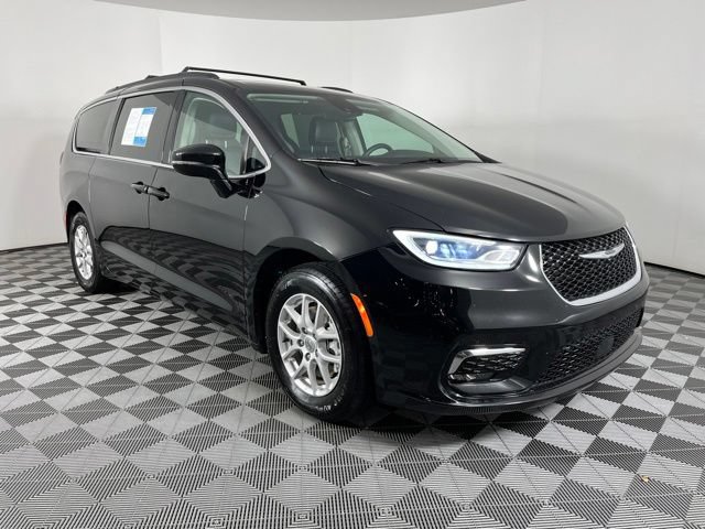 Used 2024 Chrysler Pacifica Touring-L FWD image 3