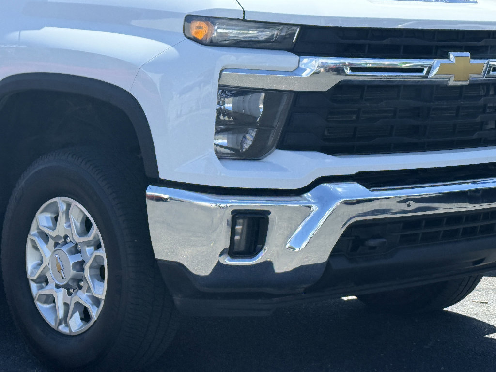 Used 2025 Chevrolet Silverado 2500 LT AWD/4WD image 2