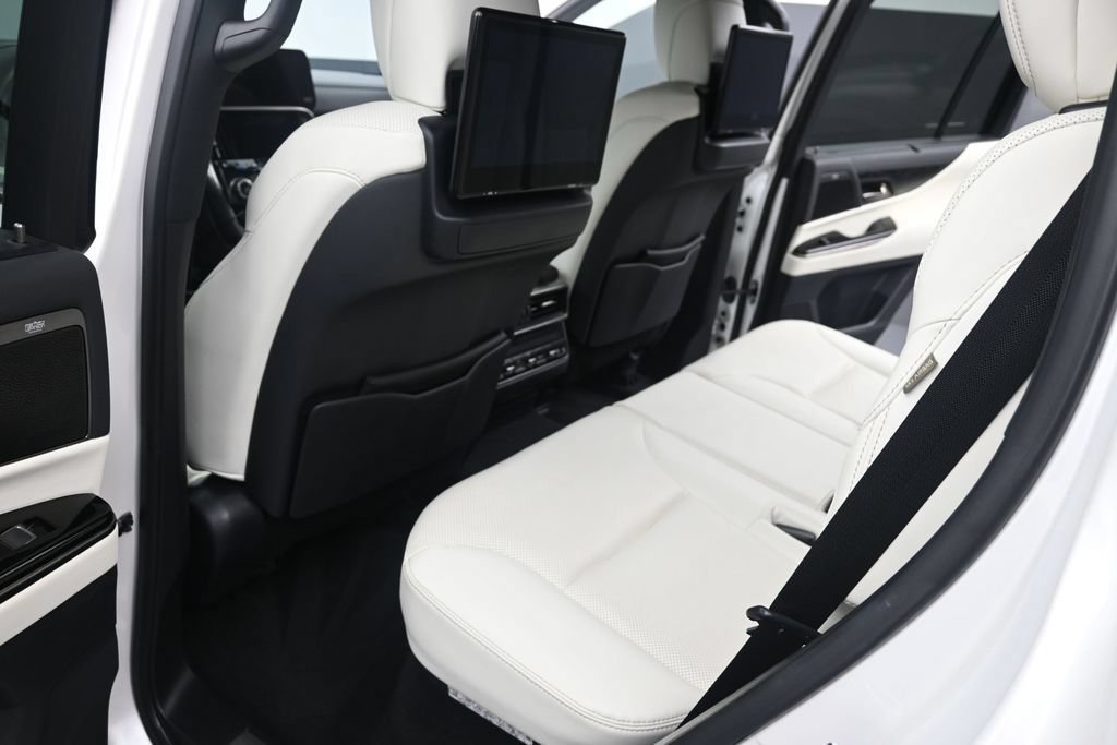 Used 2023 Lexus LX 600 4WD w/ Luxury Package image 12