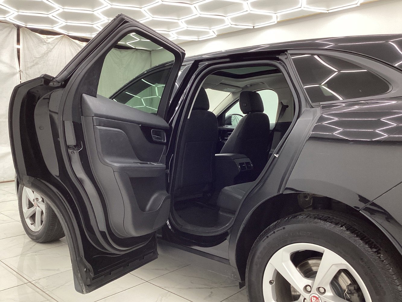 Used 2018 Jaguar F-PACE Premium image 23