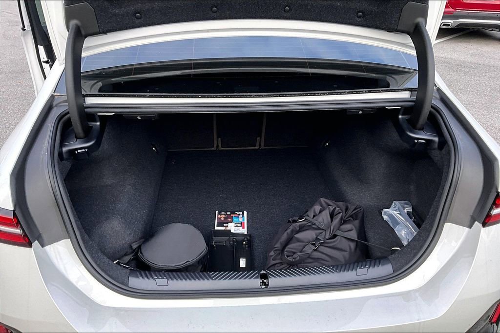 New 2026 BMW 550e xDrive image 25