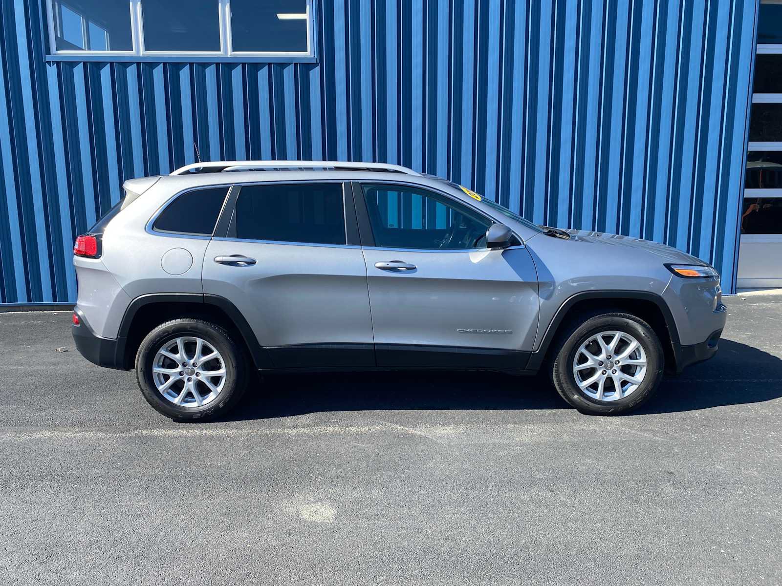 Used 2017 Jeep Cherokee Latitude w/ Comfort/Convenience Group AWD/4WD image 13