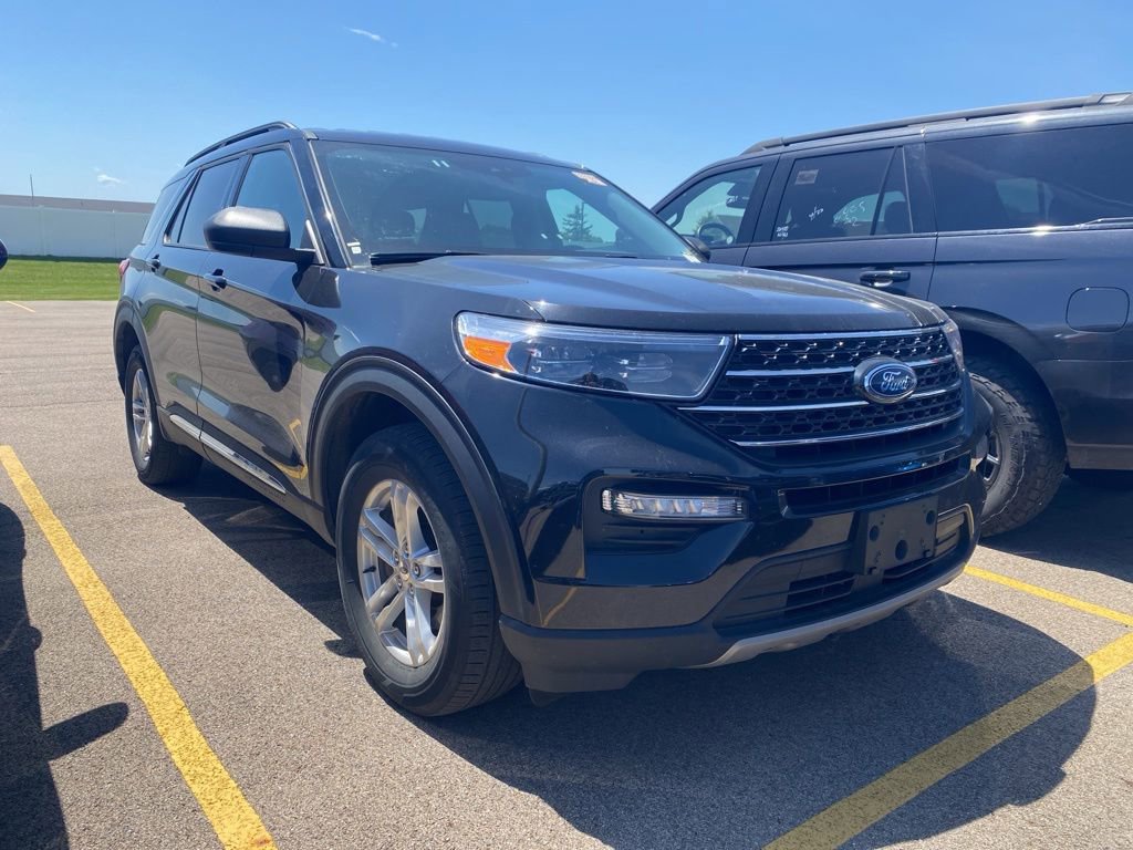 Used 2023 Ford Explorer XLT w/ Equipment Group 202A AWD/4WD image 3