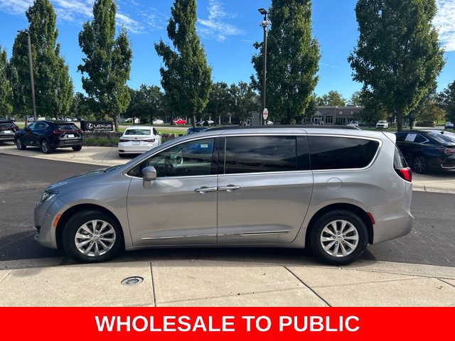 Used 2017 Chrysler Pacifica Touring-L FWD image 5