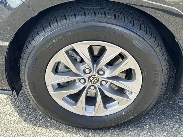 Used 2022 Toyota Sienna XLE w/ XLE Plus Package image 11