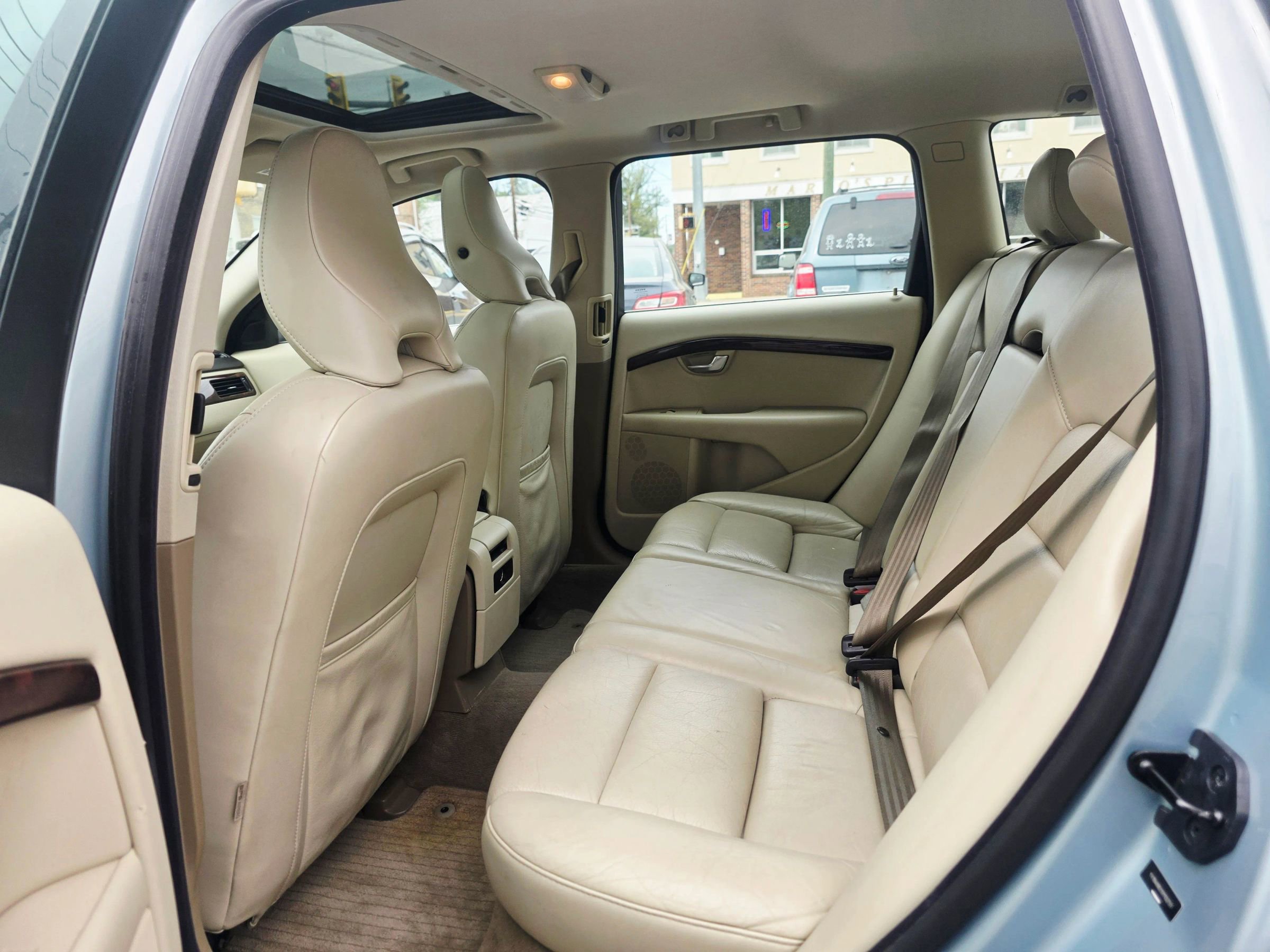 Used 2009 Volvo V70 FWD image 13