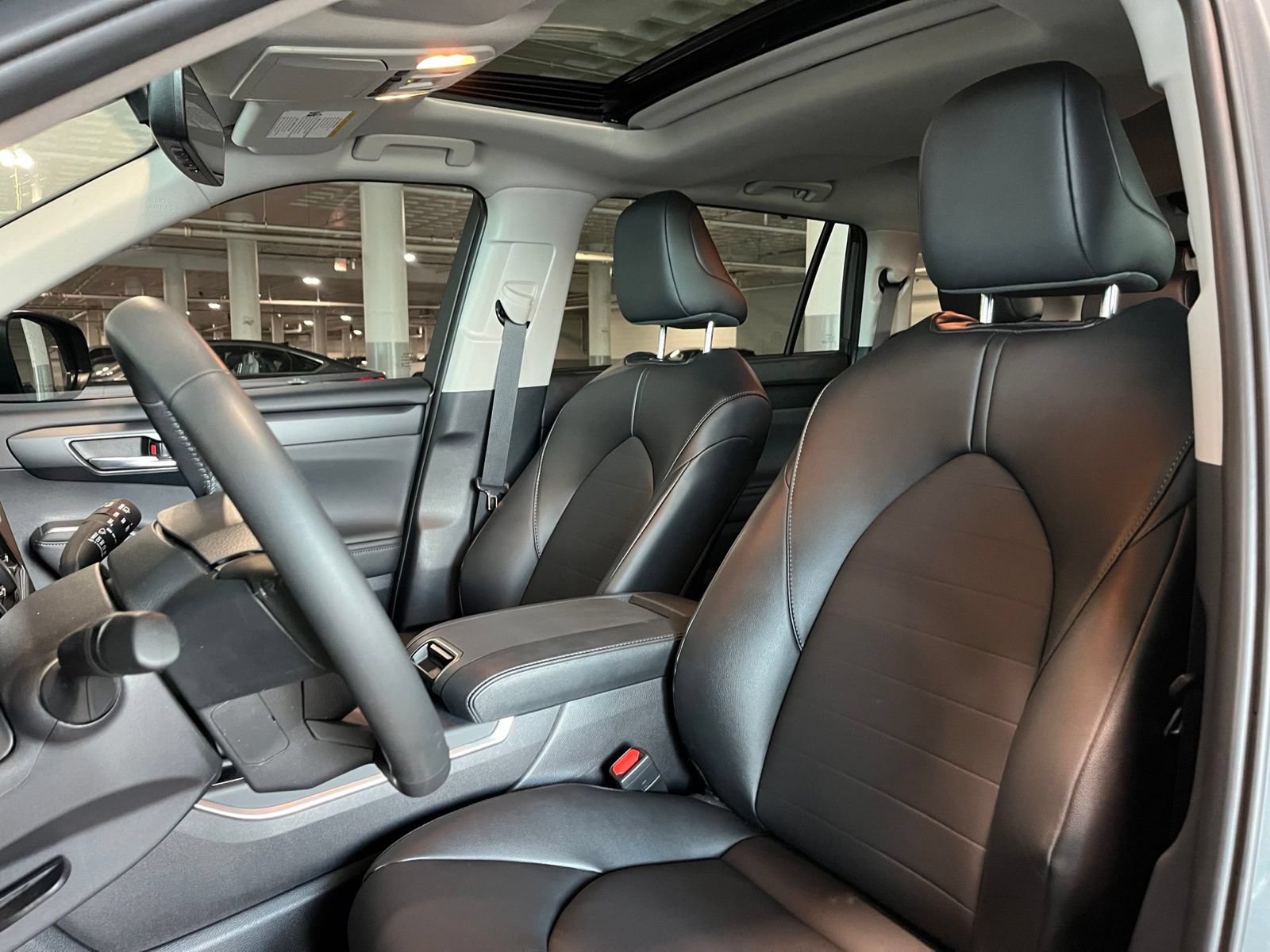 Used 2025 Toyota Highlander XLE FWD image 14