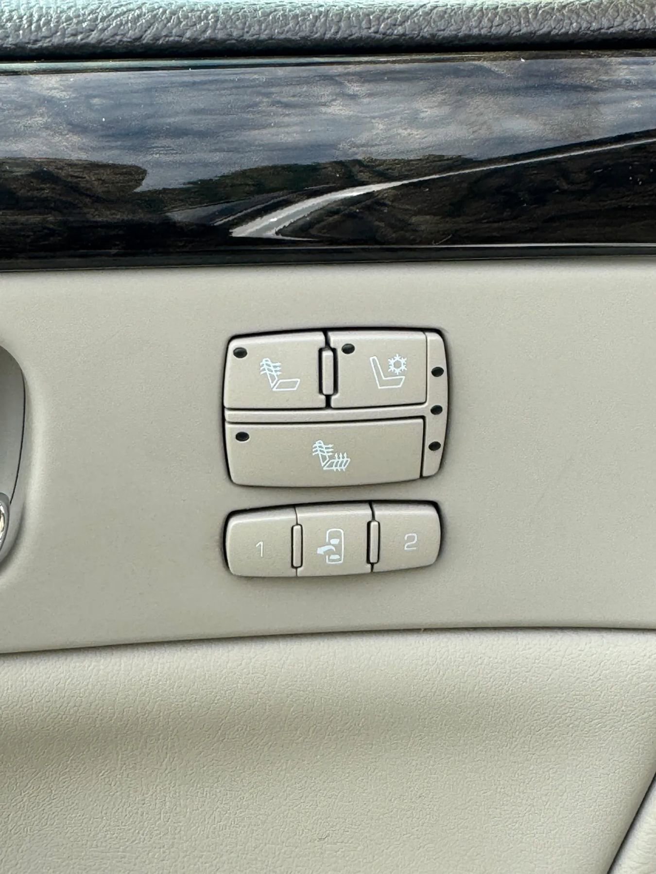 Used 2011 Cadillac DTS Luxury FWD image 22
