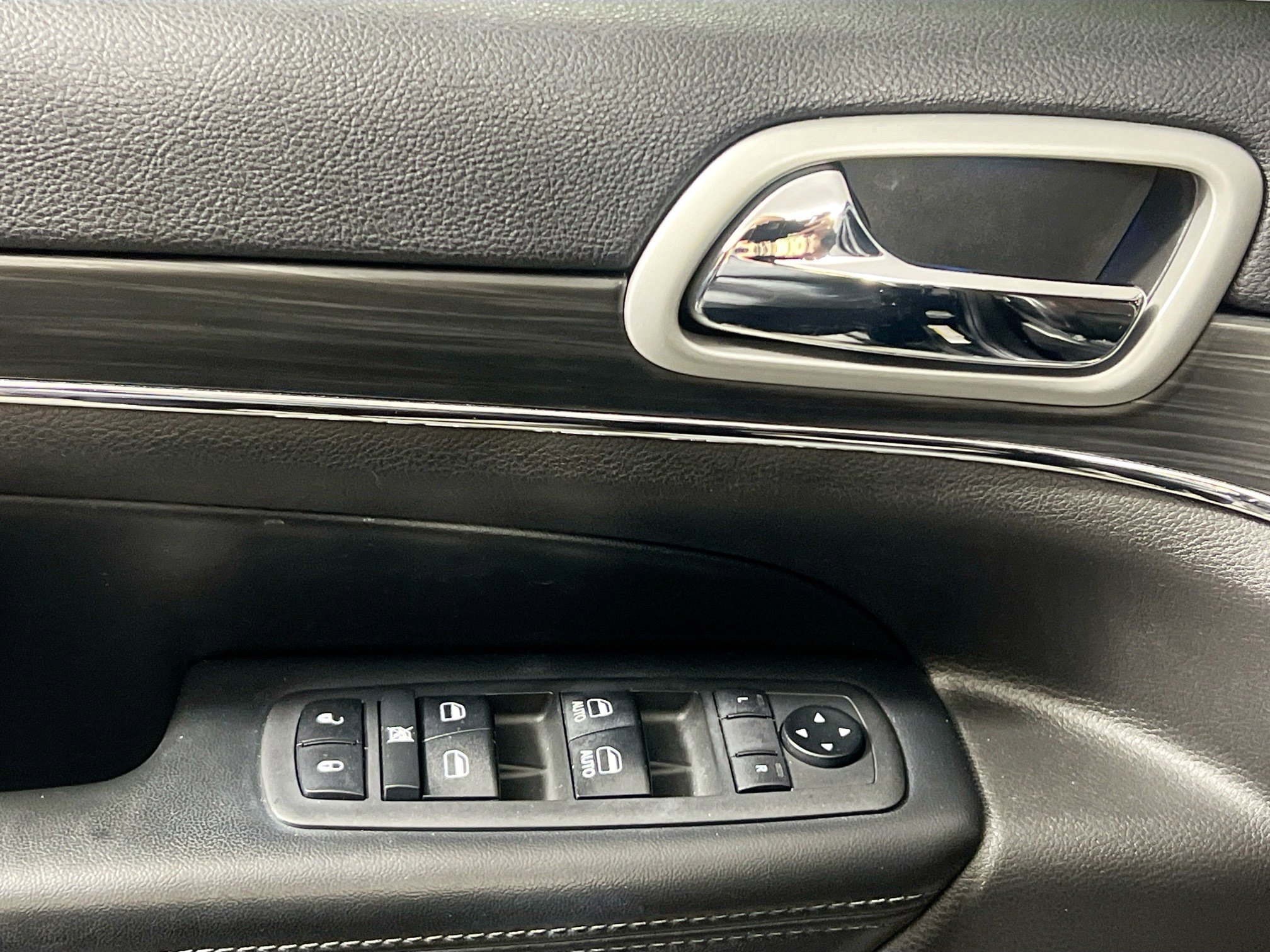 Used 2019 Jeep Grand Cherokee Limited w/ Luxury Group II image 16