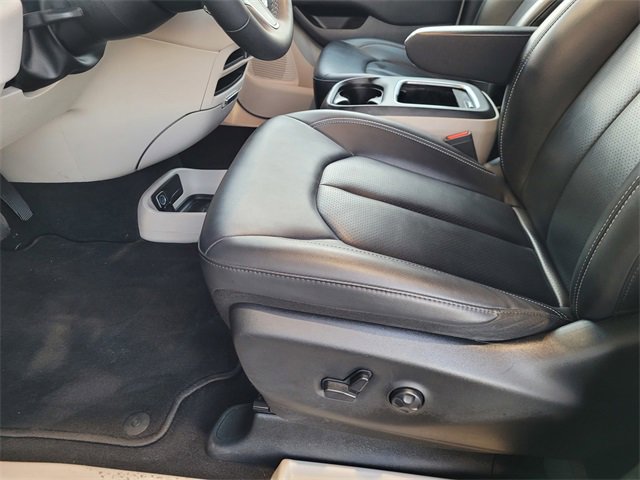 Used 2024 Chrysler Pacifica Select image 16
