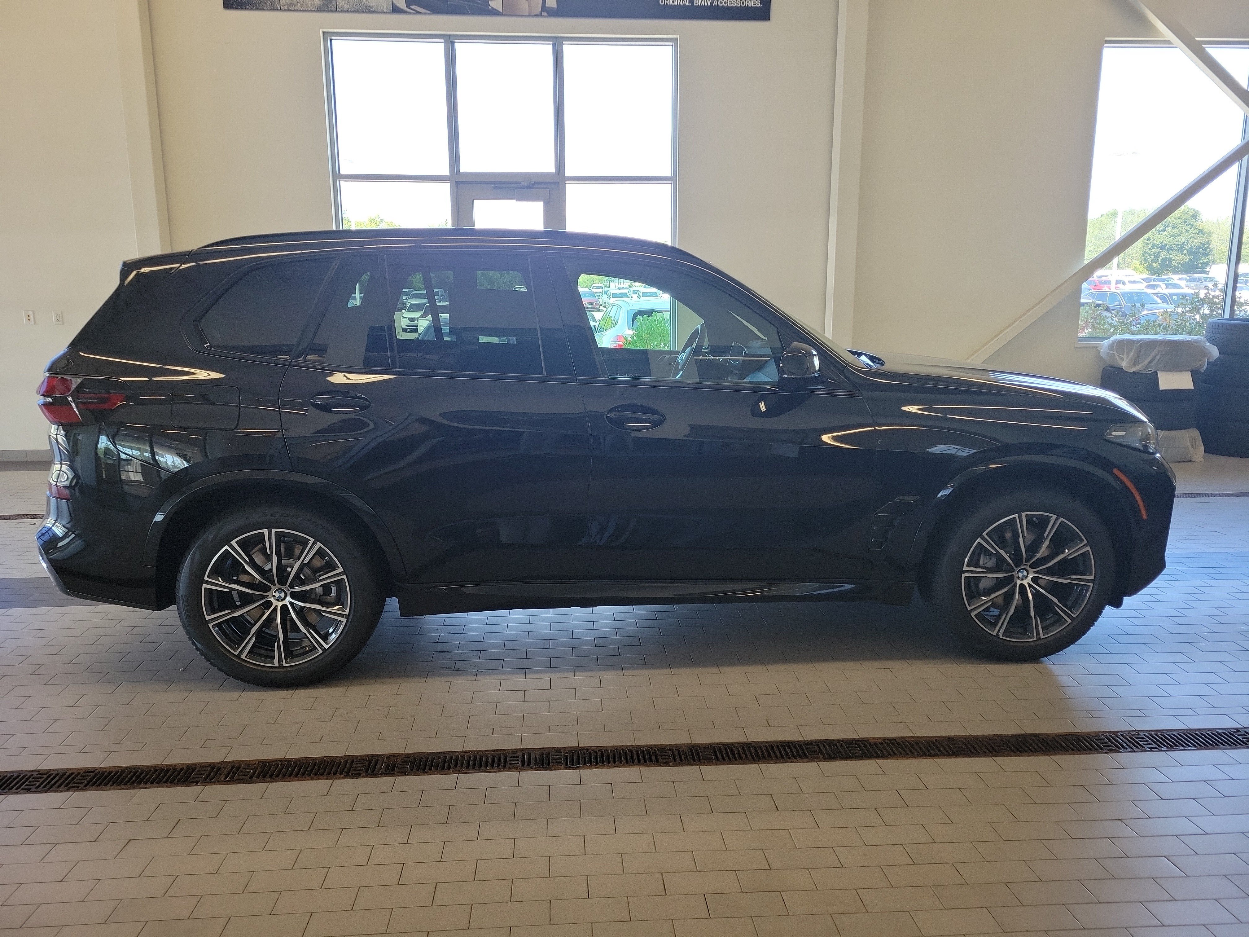 Used 2026 BMW X5 xDrive50e w/ M Sport Package AWD/4WD image 4