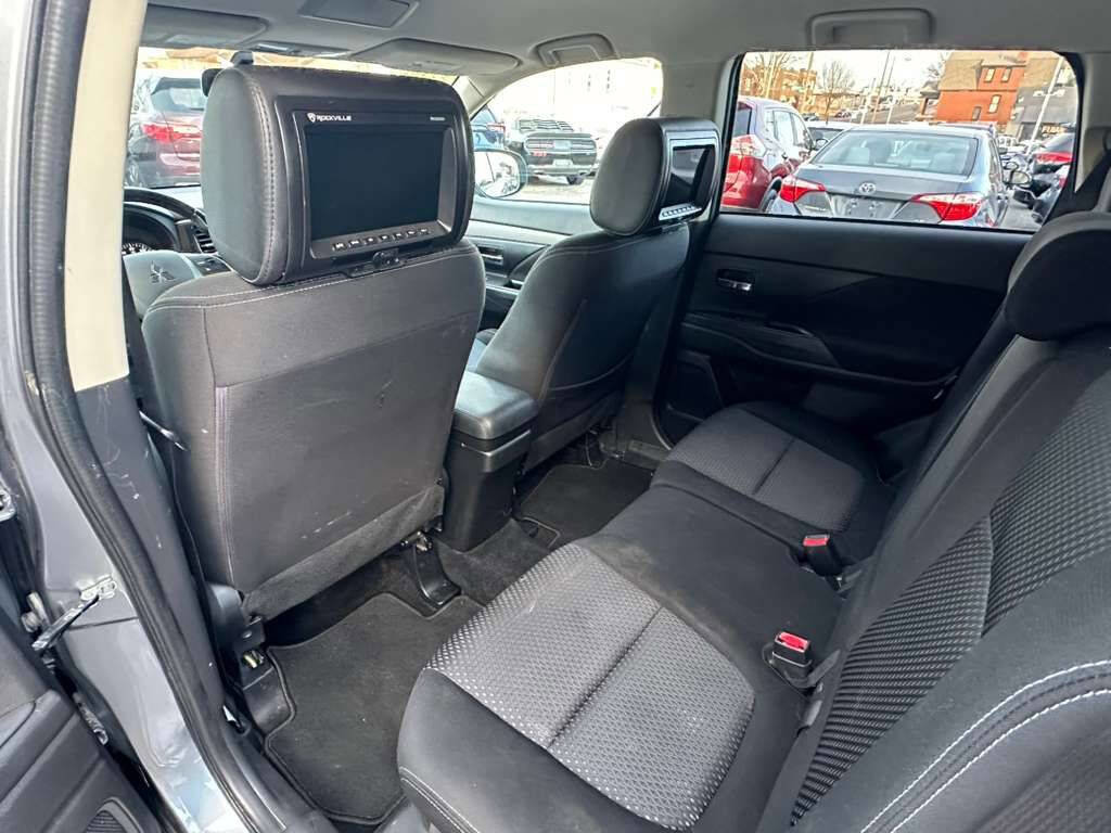 Used 2017 Mitsubishi Outlander SE image 21