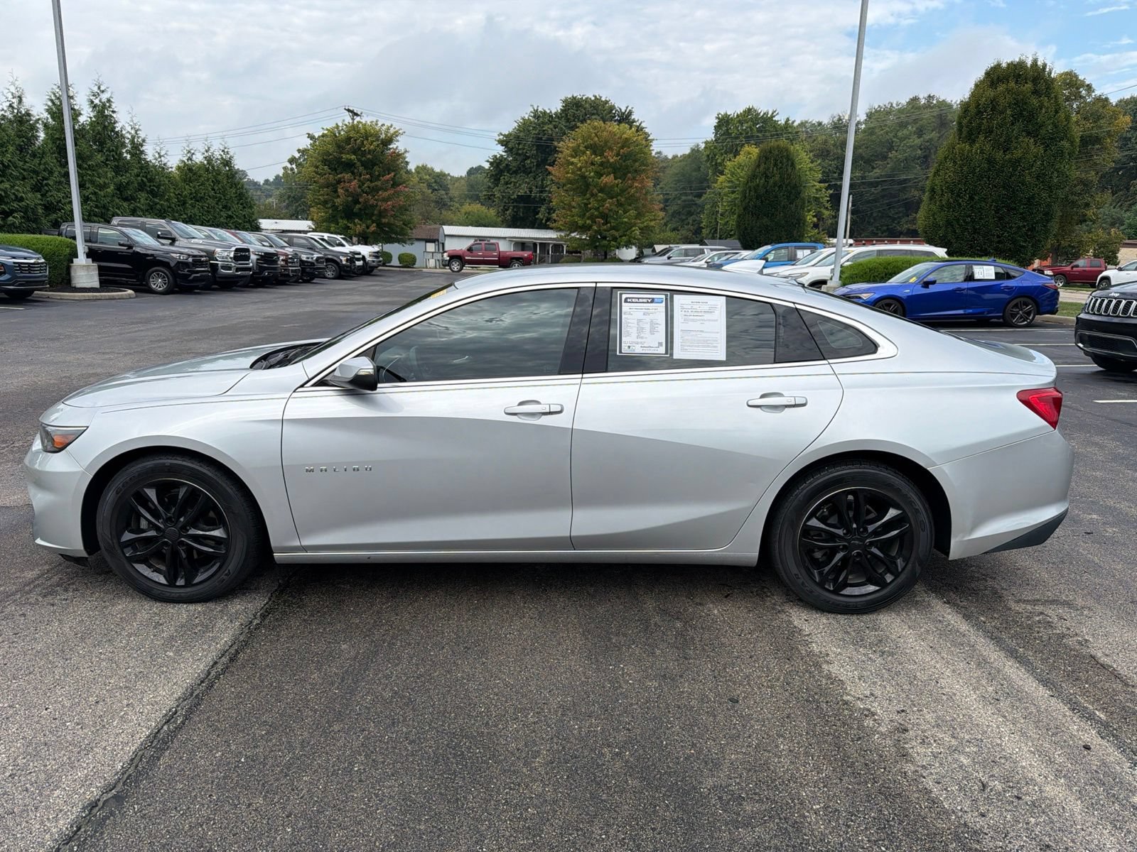 Used 2017 Chevrolet Malibu LT FWD image 2