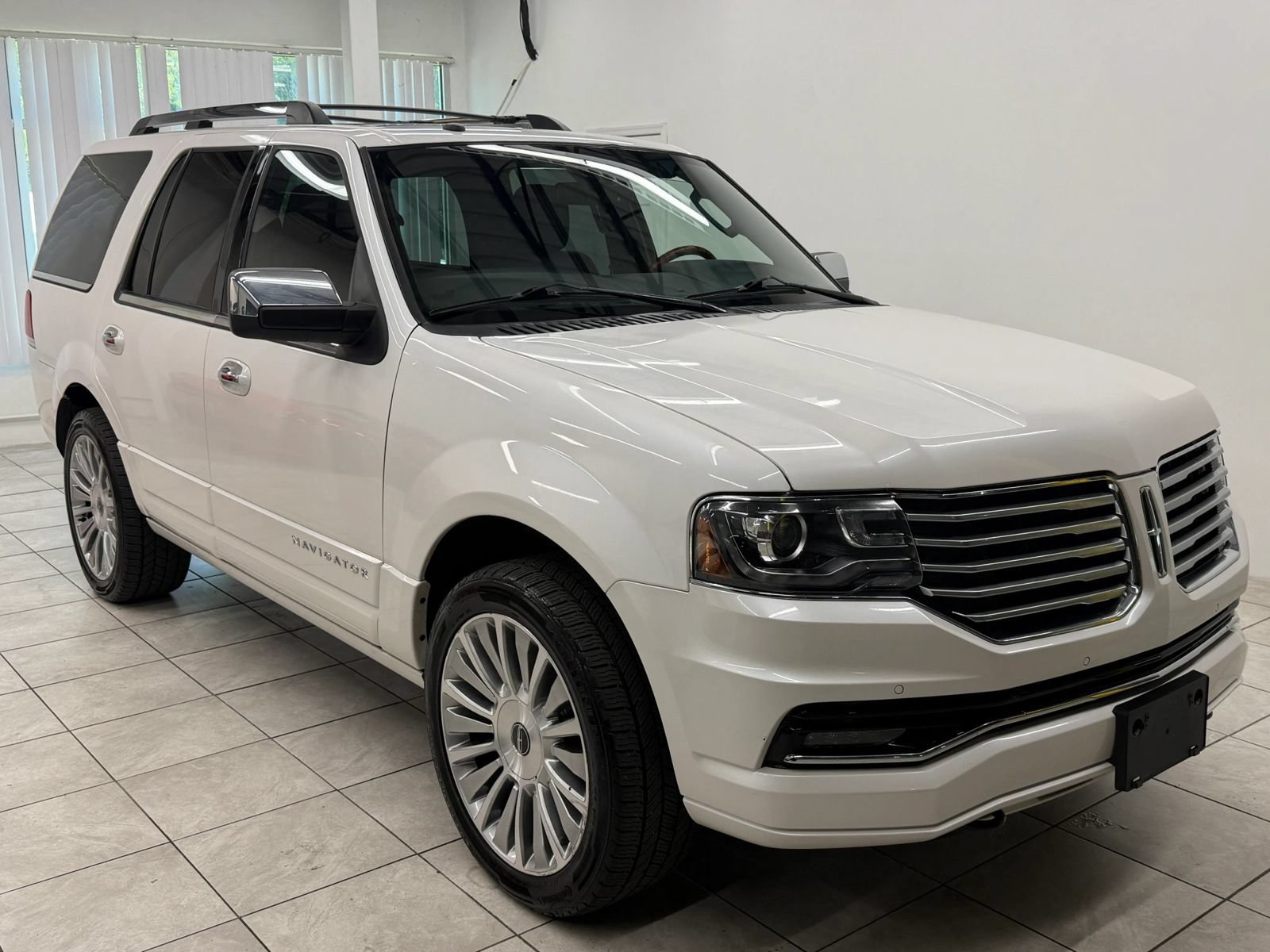 Used 2017 Lincoln Navigator Select AWD/4WD image 1
