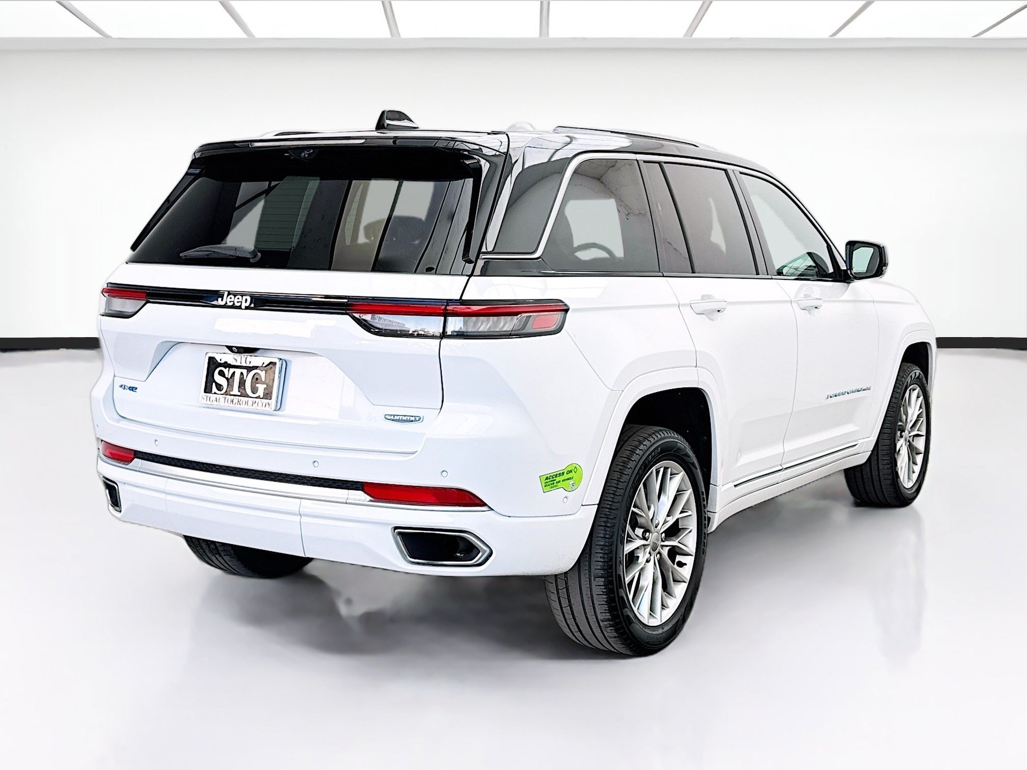 Used 2023 Jeep Grand Cherokee Summit w/ Advanced Protech Group IV AWD/4WD image 4