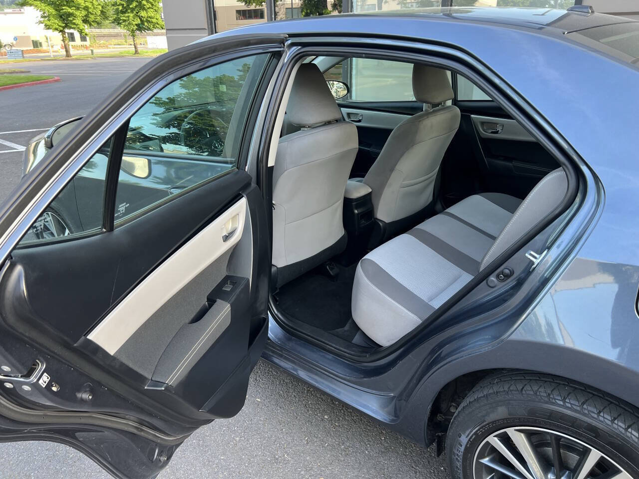 Used 2018 Toyota Corolla LE w/ LE Premium Package FWD image 8