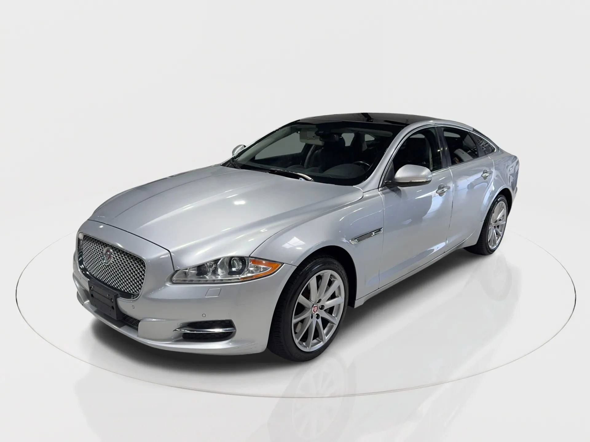 Used 2015 Jaguar XJ image 6