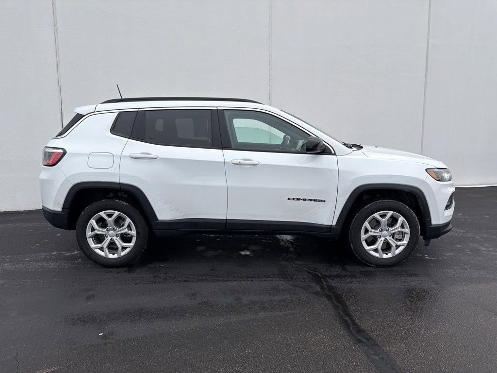 Used 2024 Jeep Compass Latitude image 3
