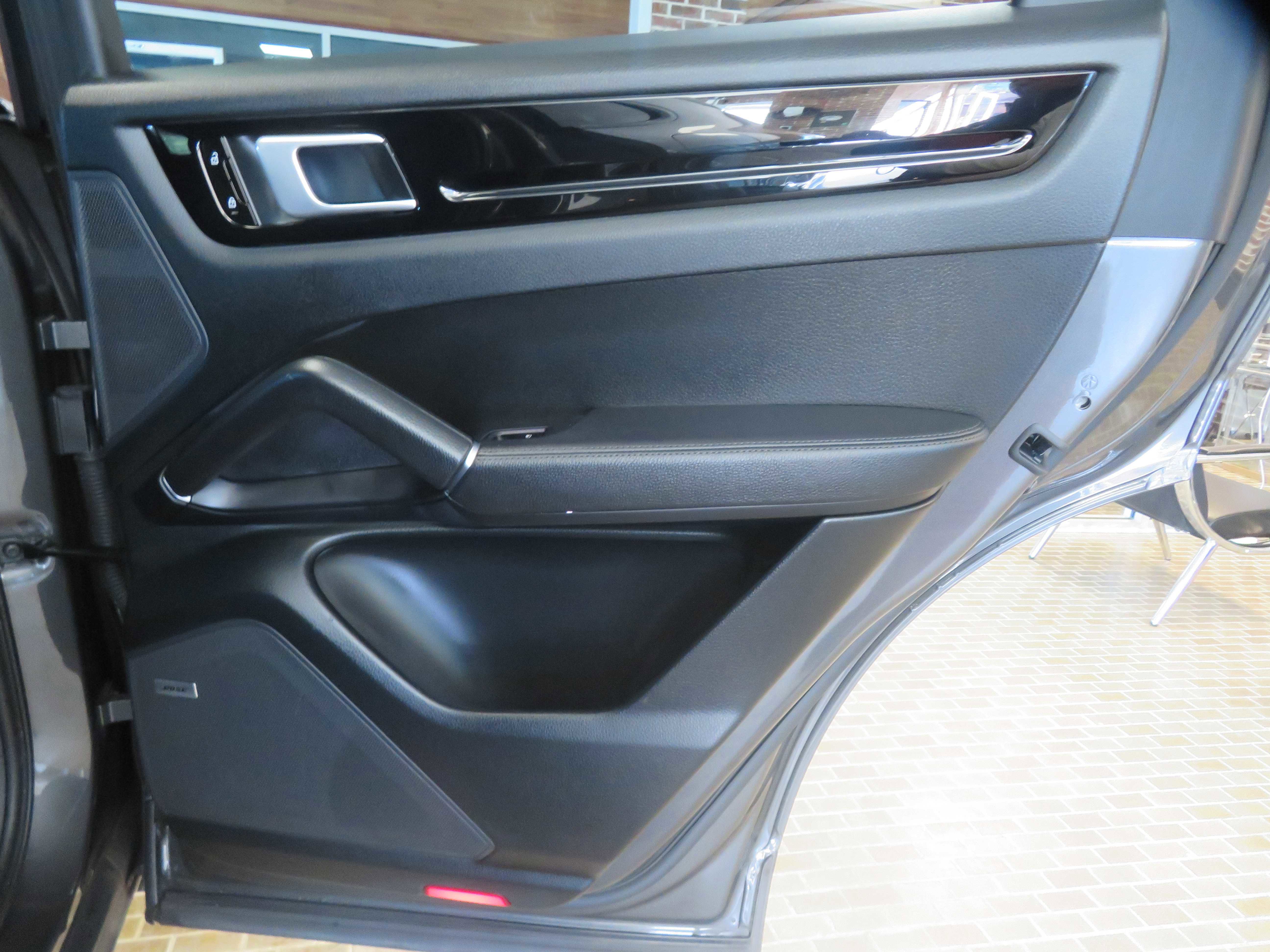 Used 2020 Porsche Cayenne S image 21