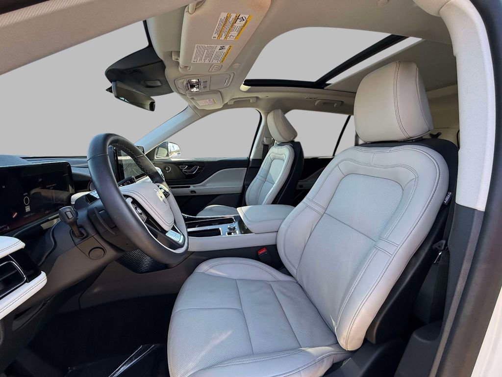 Used 2025 Lincoln Aviator Reserve AWD/4WD image 2