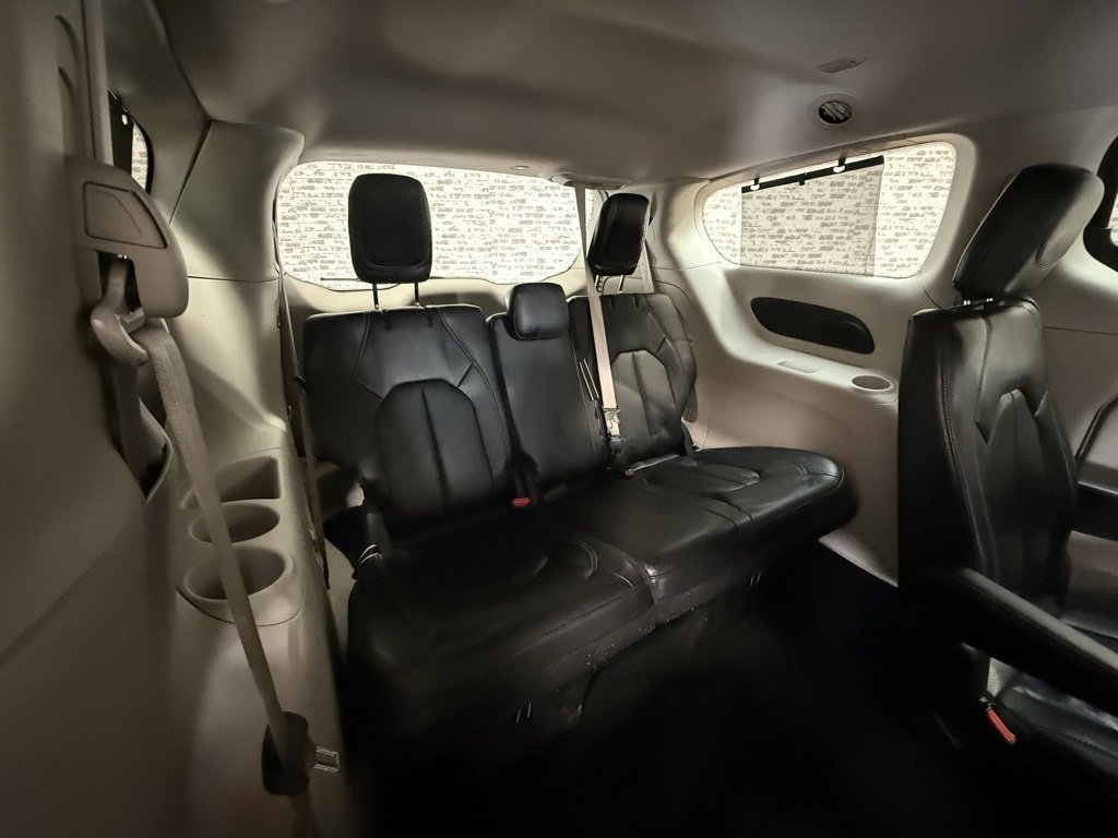 Used 2022 Chrysler Pacifica Touring-L image 12