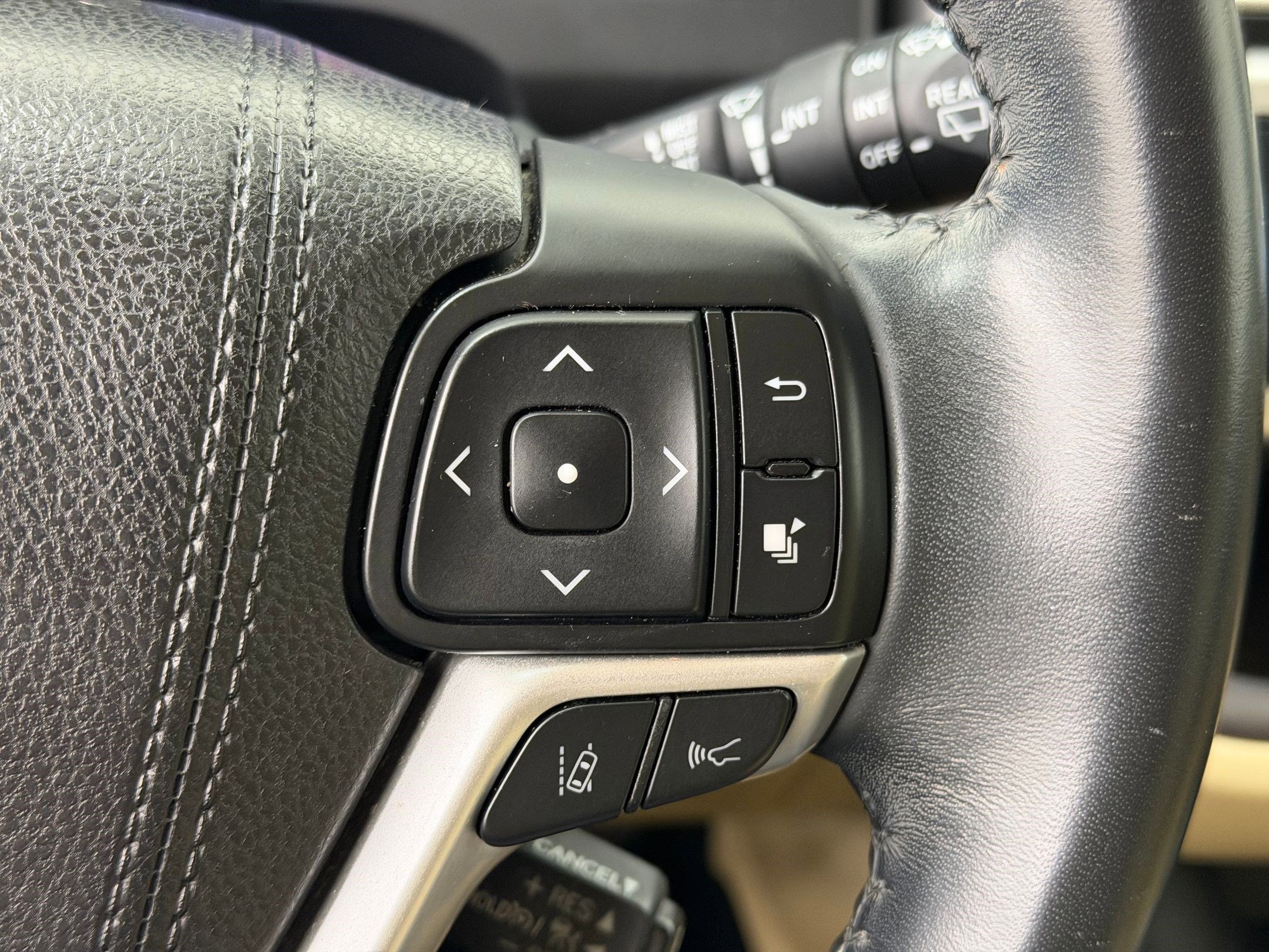 Used 2018 Toyota Highlander XLE image 25