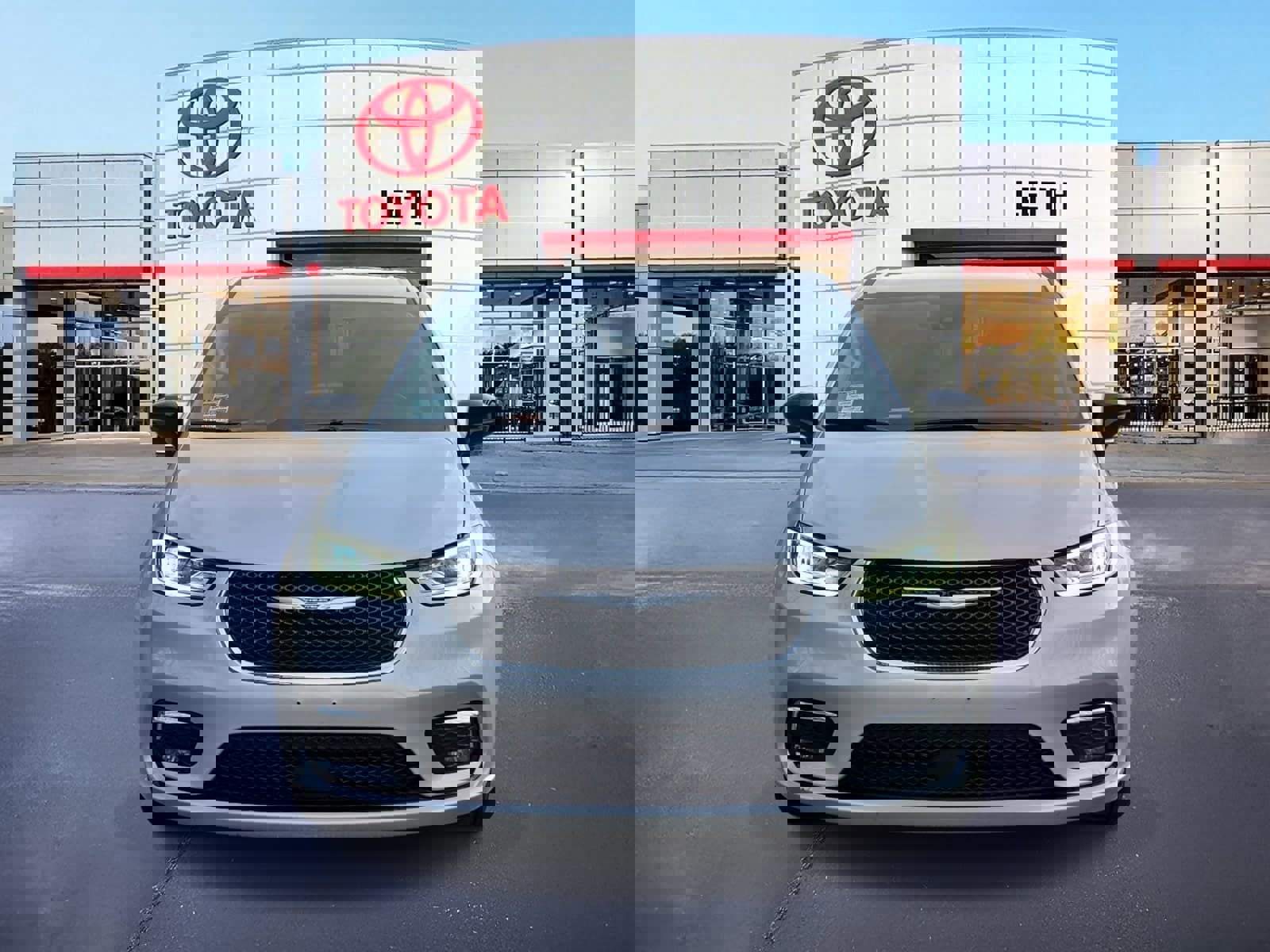 Used 2024 Chrysler Pacifica Touring-L image 2