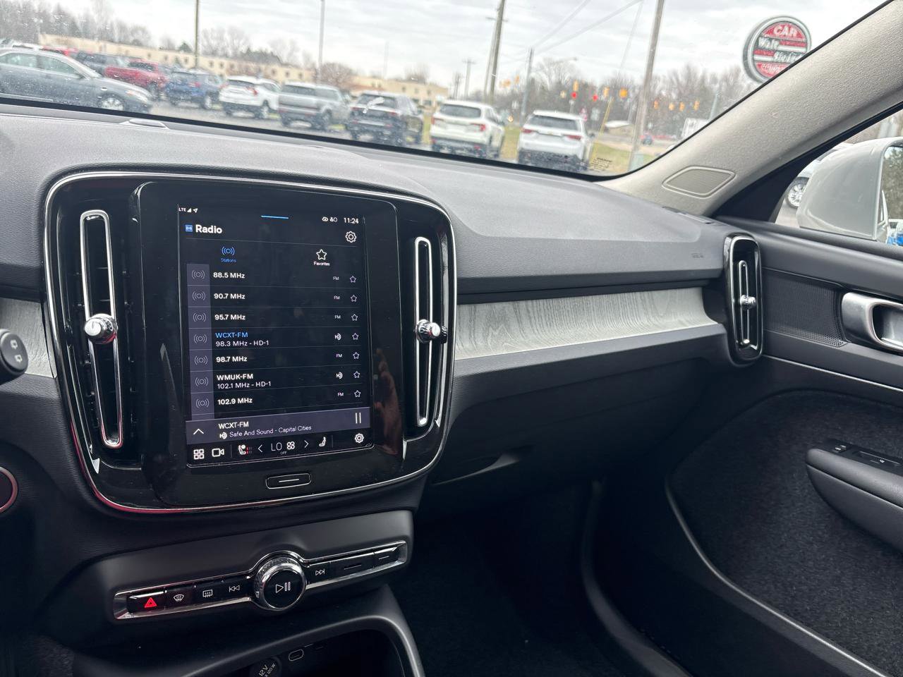 Used 2025 Volvo XC40 B5 Core image 18