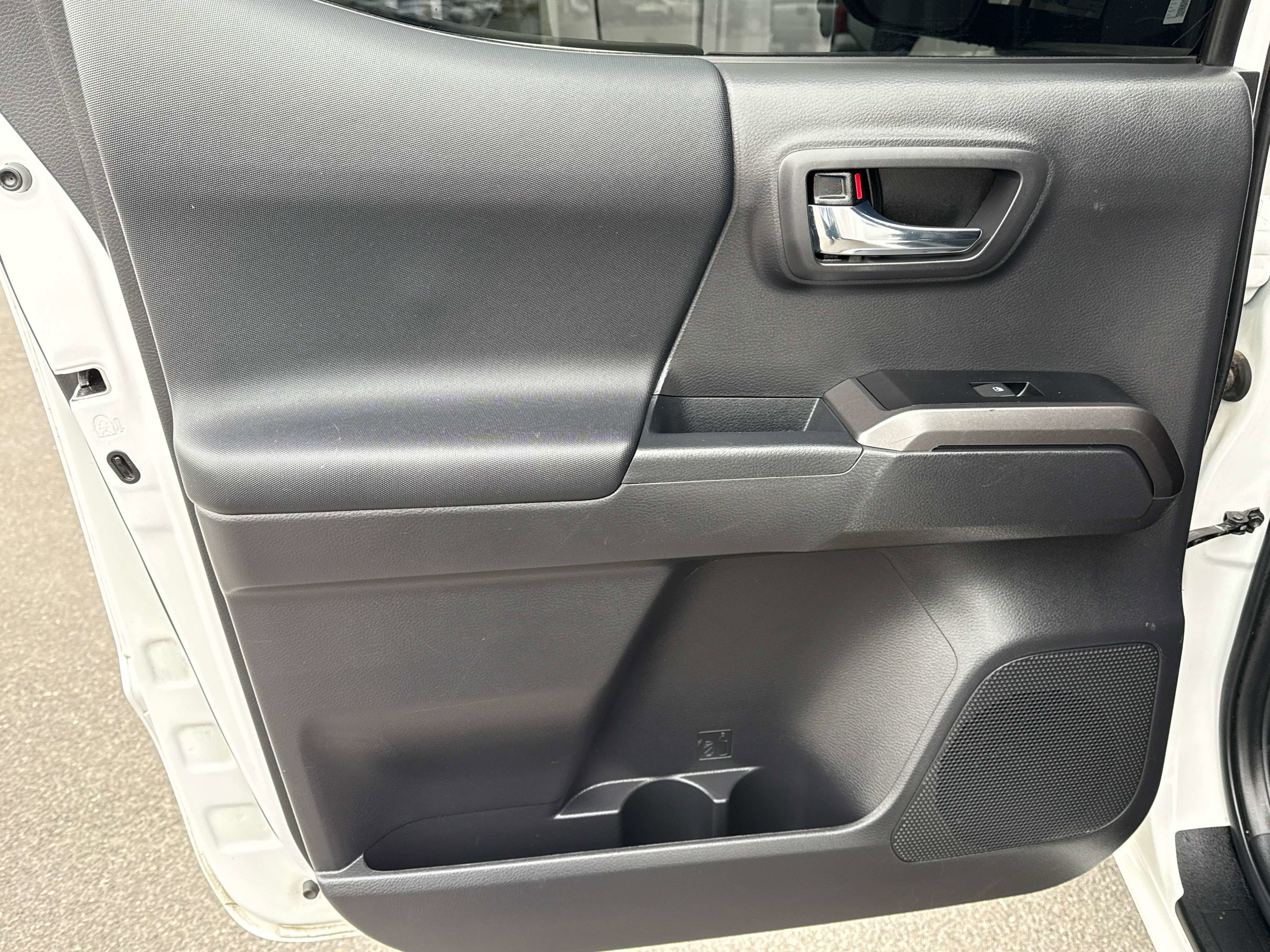Used 2023 Toyota Tacoma TRD Sport w/ Black Out Package (TMS) image 15