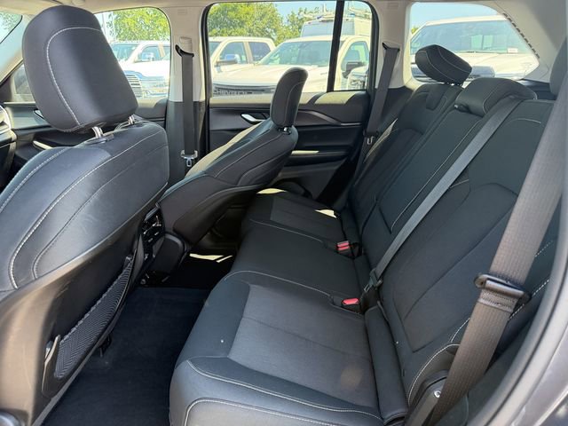Used 2023 Jeep Grand Cherokee Laredo AWD/4WD image 24