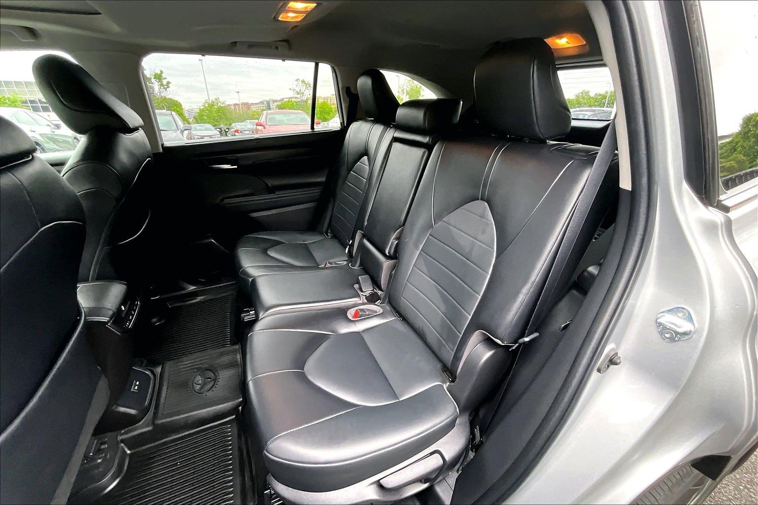 Used 2022 Toyota Highlander XLE AWD/4WD image 25
