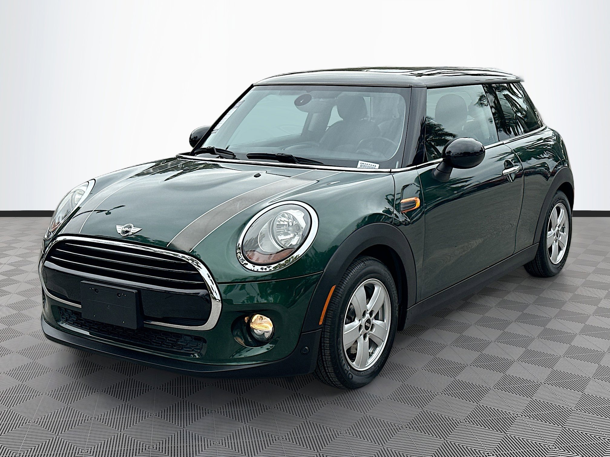 Used 2018 MINI Cooper 2-Door Hardtop image 3