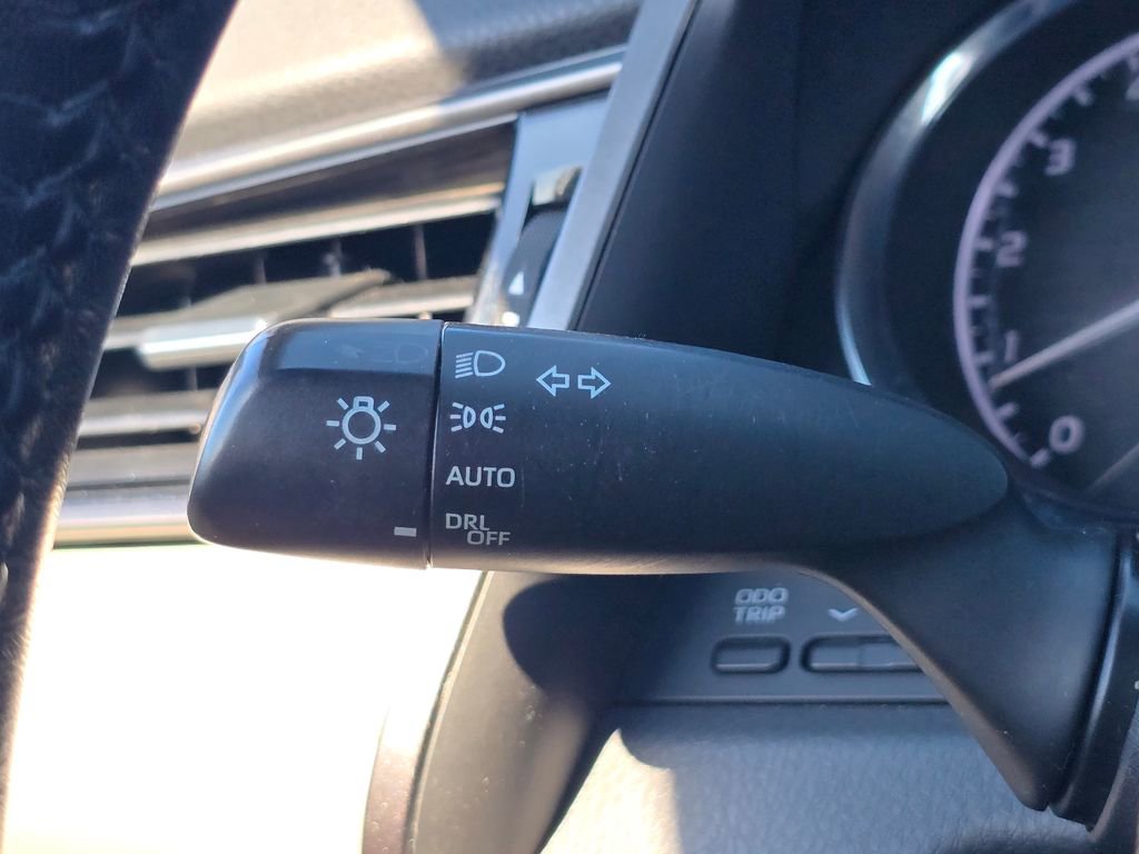 Used 2020 Toyota Camry SE FWD image 19