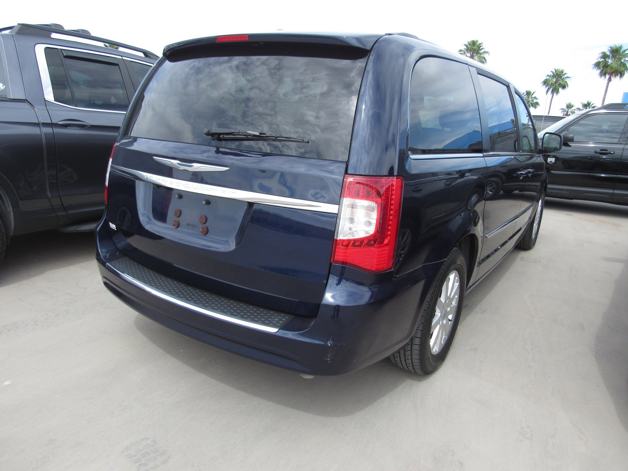 Used 2013 Chrysler Town & Country Touring image 3