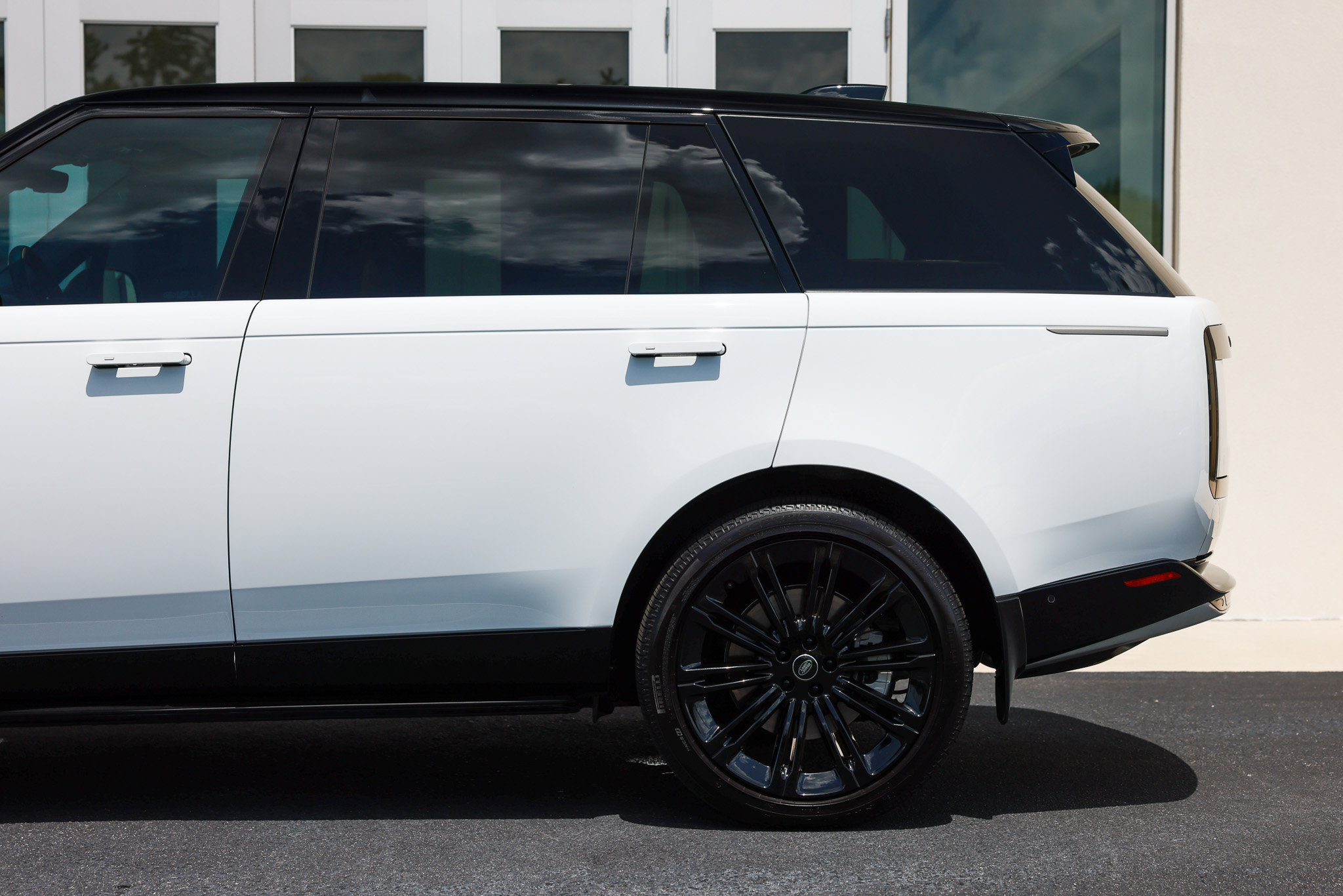Used 2025 Land Rover Range Rover Long Wheelbase SE AWD/4WD image 6