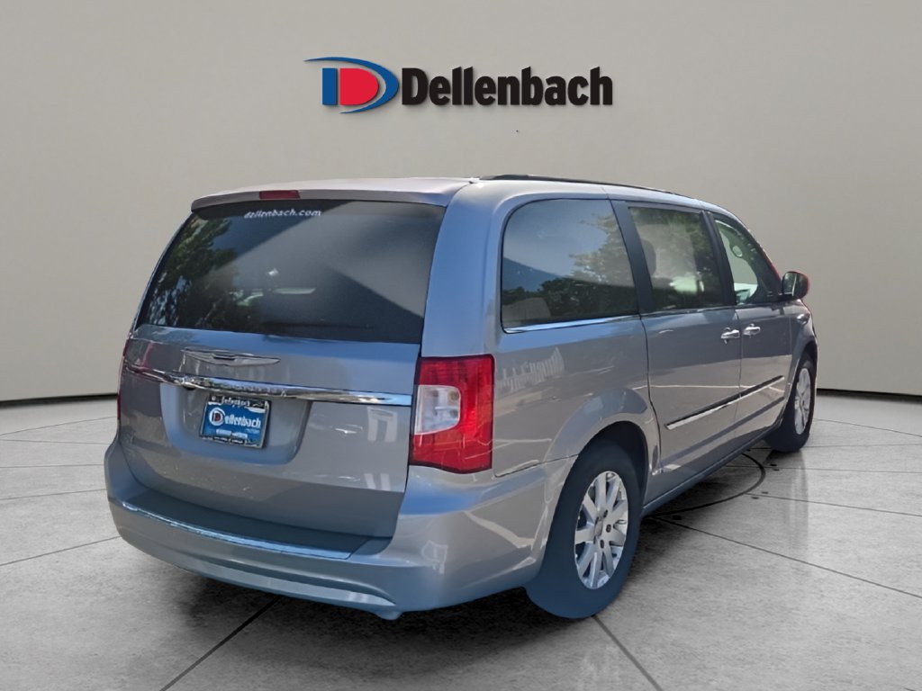 Used 2015 Chrysler Town & Country Touring FWD image 4