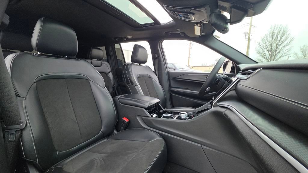 Used 2023 Jeep Grand Cherokee Altitude AWD/4WD image 12