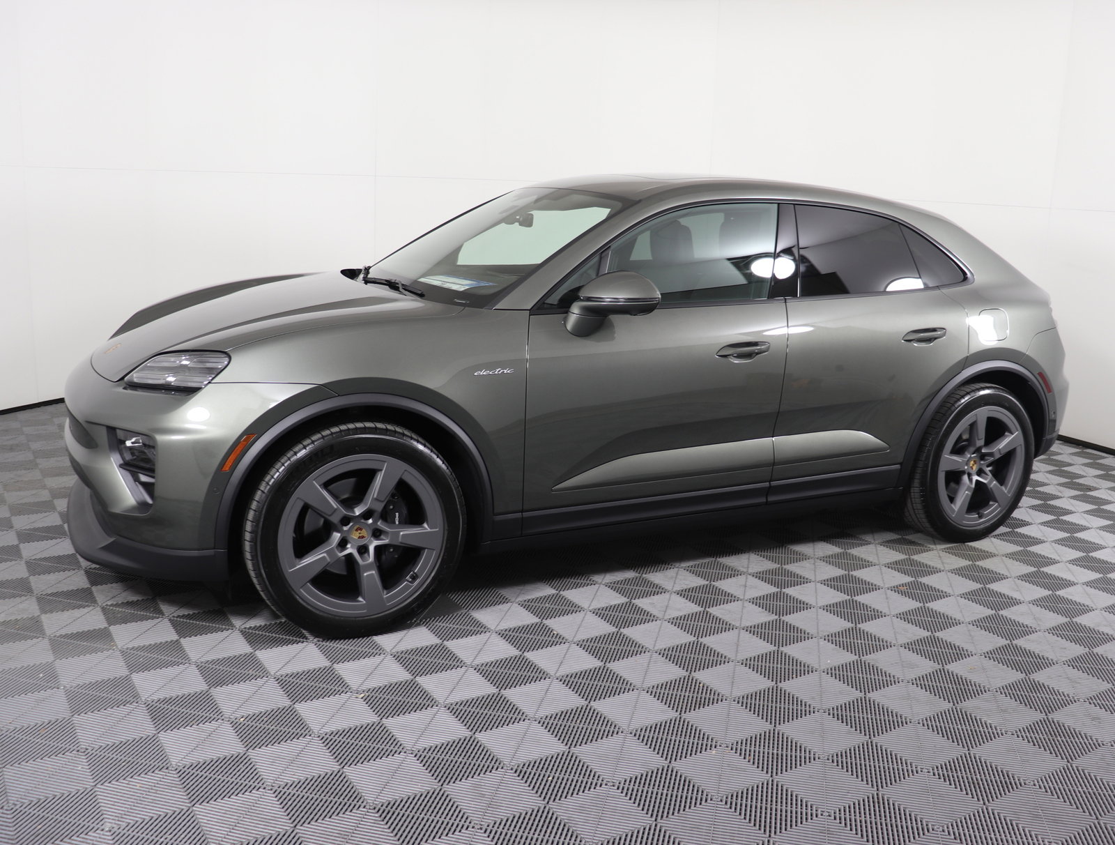 Used 2025 Porsche Macan Electric image 2