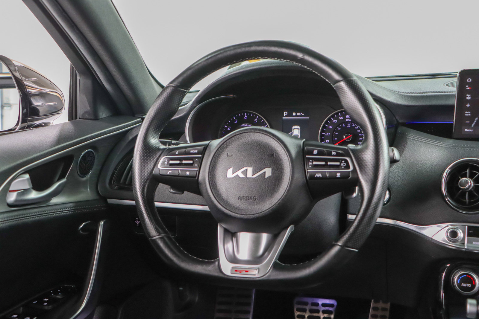 Used 2022 Kia Stinger GT1 RWD image 12