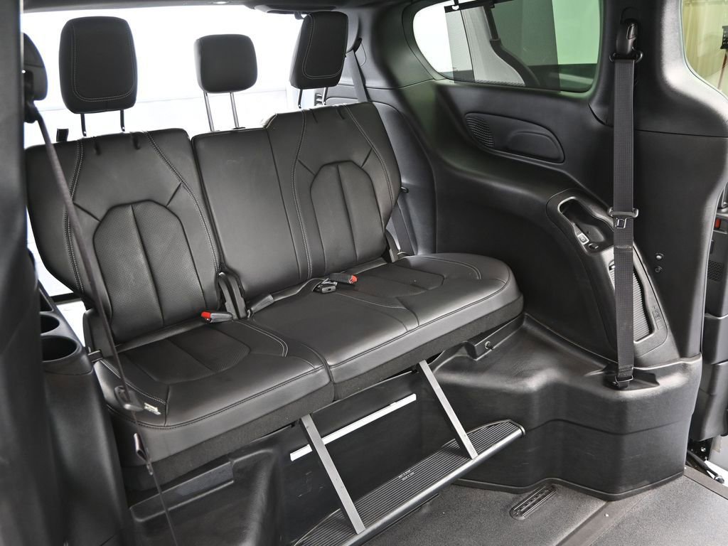 Used 2022 Chrysler Pacifica Touring-L w/ Uconnect Theater Family Group image 46