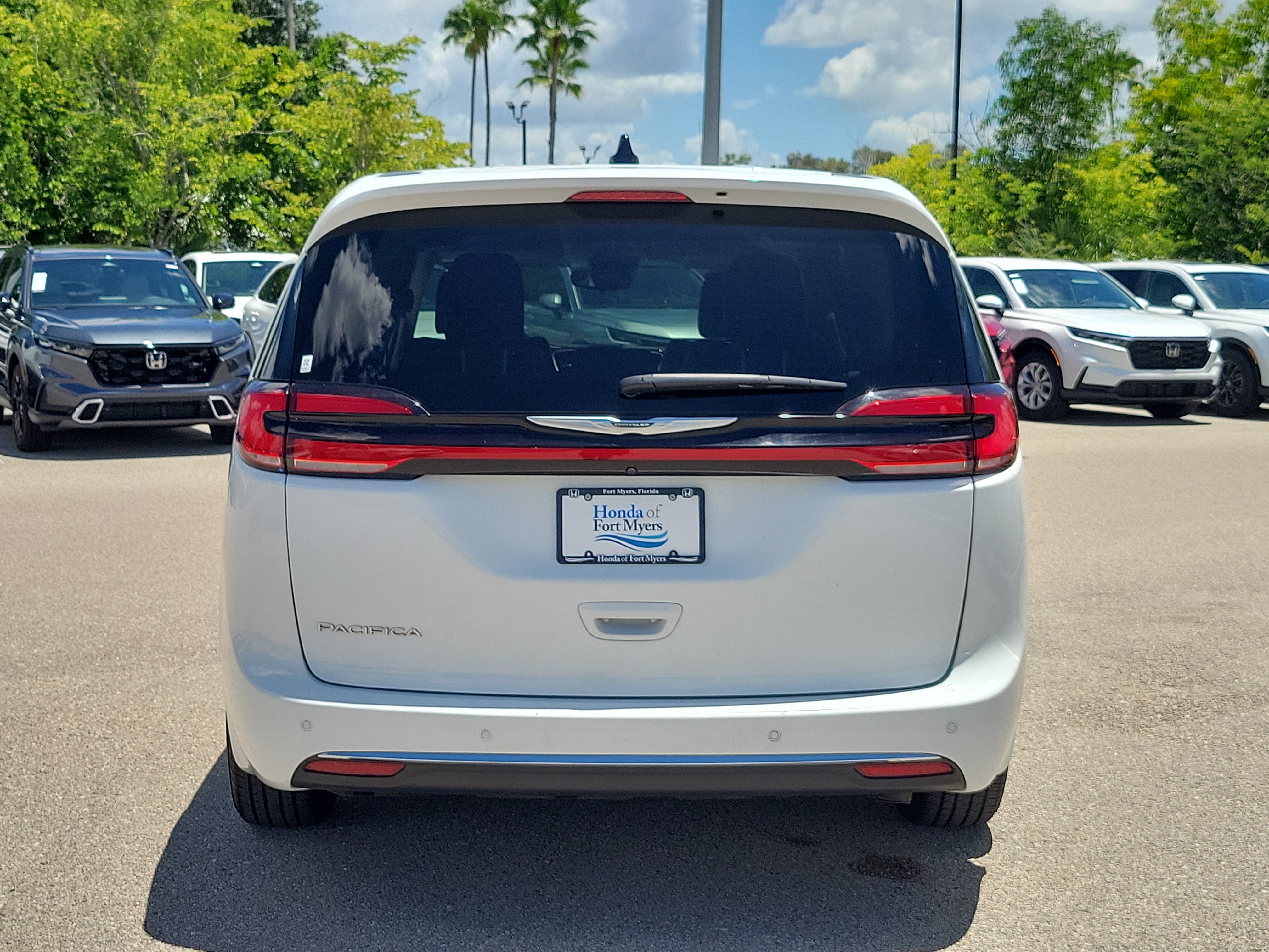 Used 2023 Chrysler Pacifica Touring-L FWD image 5