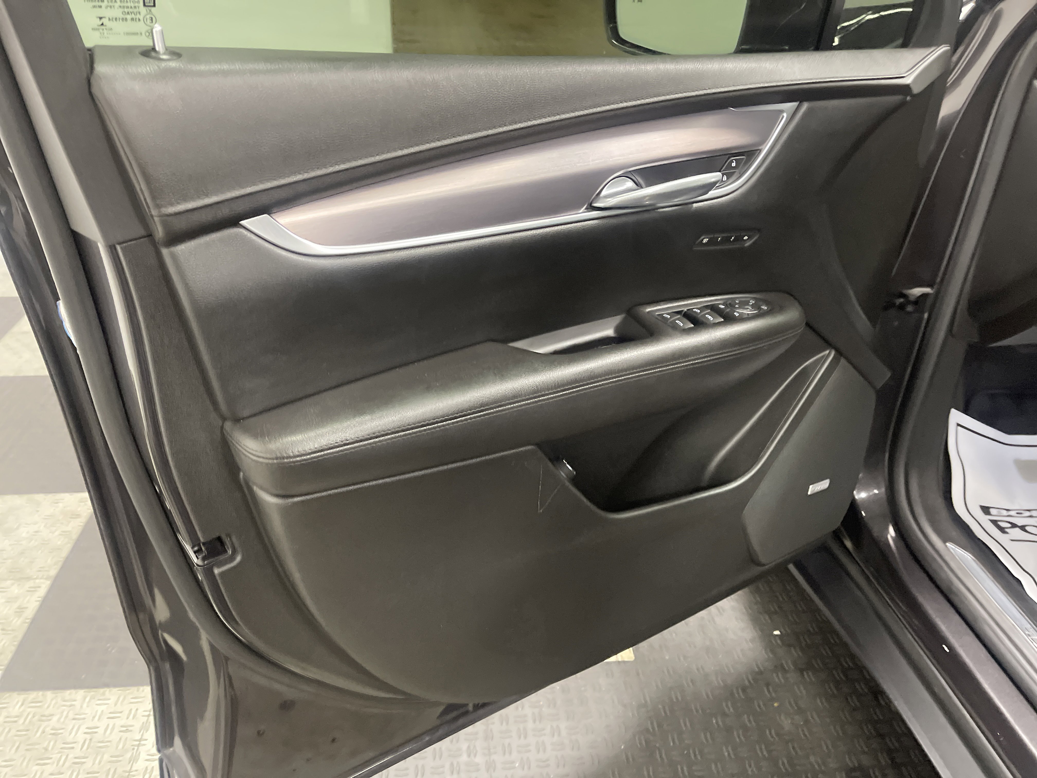 Used 2017 Cadillac XT5 Luxury w/ Driver Awareness Package image 10