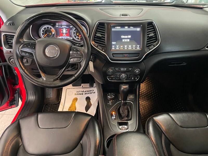 Used 2019 Jeep Cherokee Trailhawk w/ Cold Weather Group AWD/4WD image 7