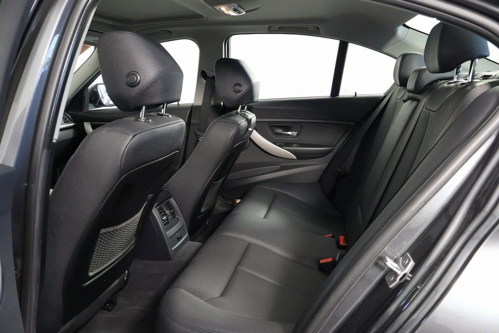 Used 2018 BMW 320i Sedan RWD image 9