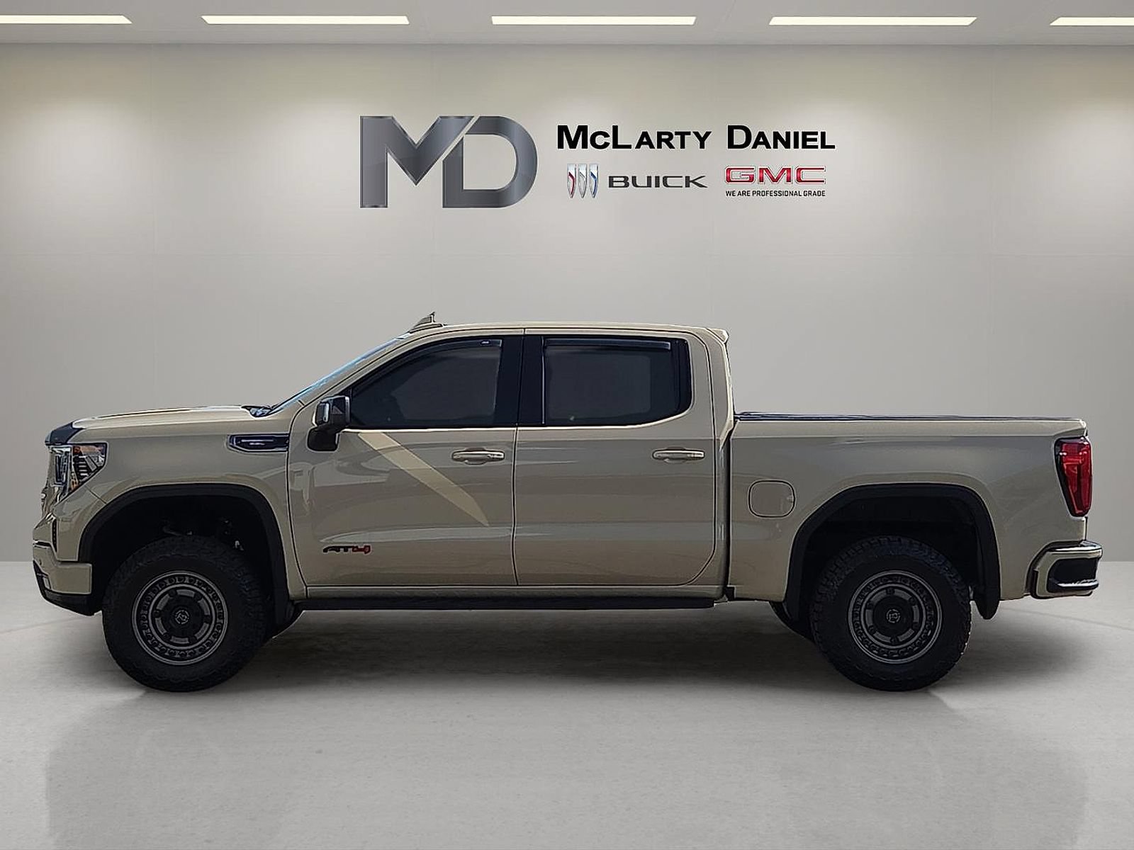 Certified 2022 GMC Sierra 1500 AT4 w/ AT4 Premium Package AWD/4WD image 2