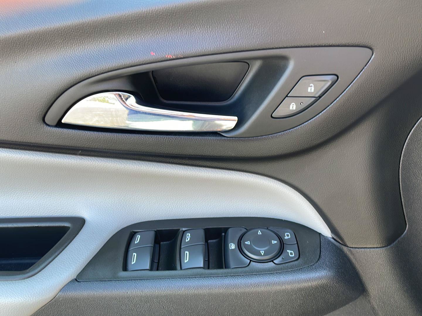 Used 2023 Chevrolet Equinox LS w/ LS Convenience Package FWD image 11