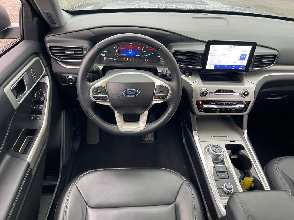 Used 2022 Ford Explorer XLT w/ Equipment Group 202A image 2