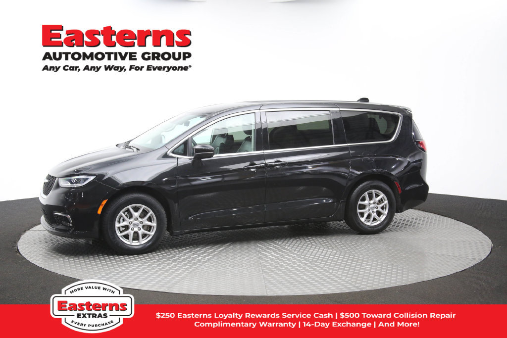 Used 2023 Chrysler Pacifica Touring-L FWD image 61