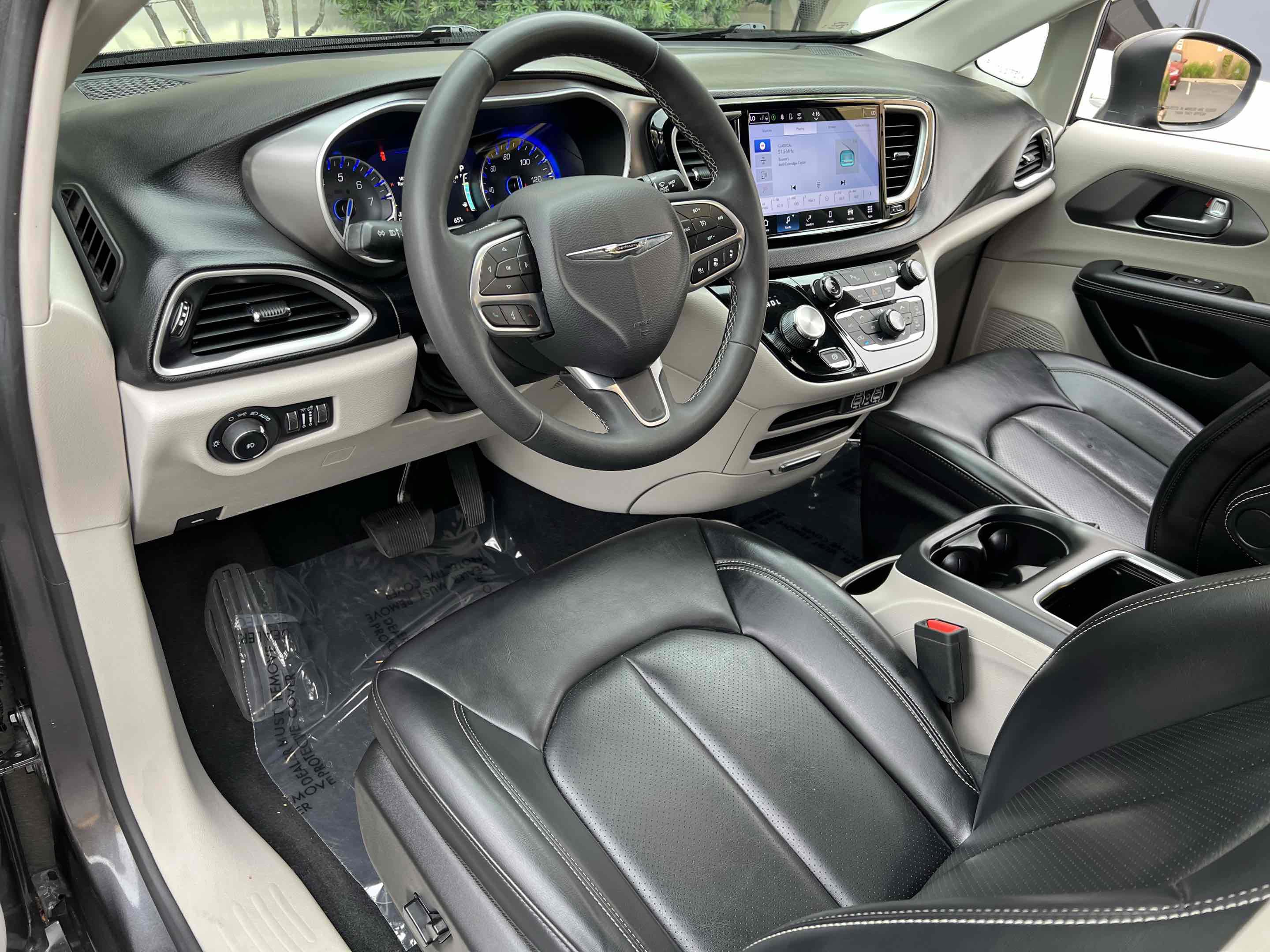 Used 2023 Chrysler Pacifica Touring-L image 3