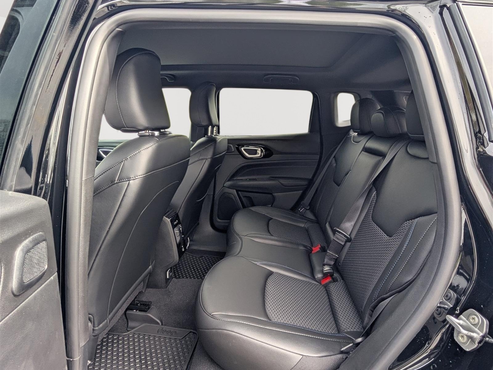 New 2025 Jeep Compass Latitude w/ Sun & Sound Group AWD/4WD image 9